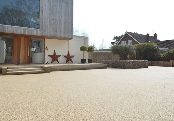 Resin drive for Saltmarsh House in Burham Market, landscape designed by Frosts Landscapes Clearstone case study