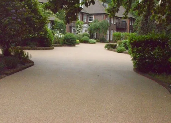 Resin Bound Gravel Driveway in Flaxen Pea colour, Wentworth, Surrey installed by Clearstone