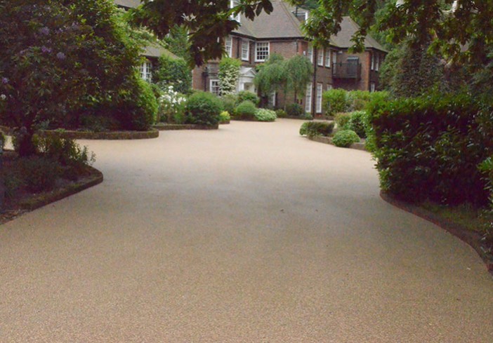 Resin Bound Gravel Driveway in Flaxen Pea colour, Wentworth, Surrey installed by Clearstone