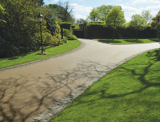 Contemporary driveway at Regents Park