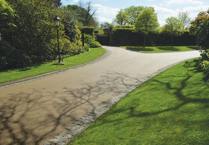 Contemporary driveway at Regents Park