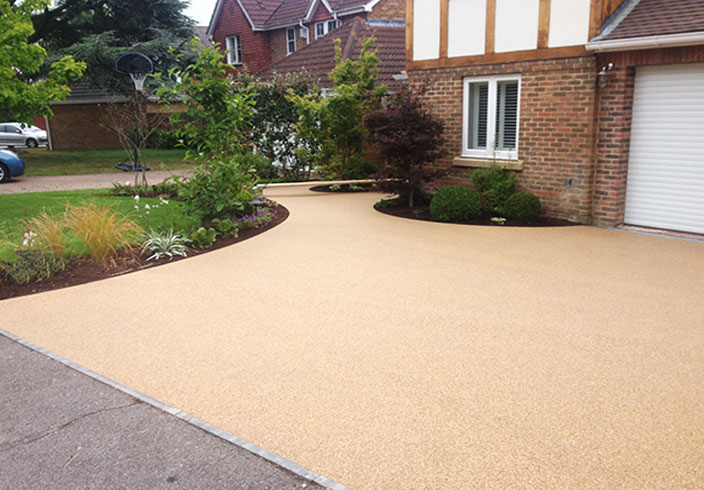 Resin Bound Gravel Driveway in Chesil colour, Warfield, Surrey installed by Clearstone