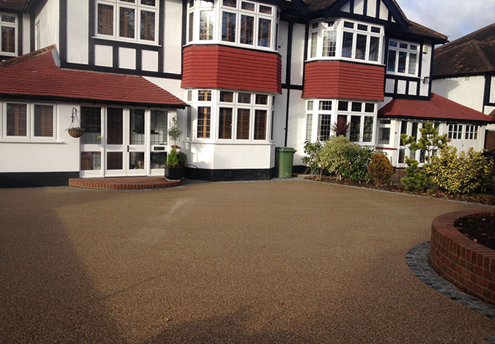 Resin Bound Gravel Driveway in Flaxen Pea colour, Beckenham, Kent installed by Clearstone