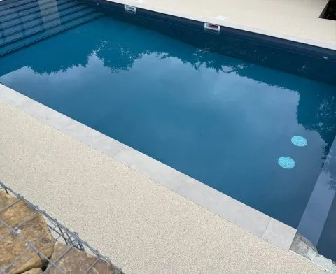 Resin bound pool surround - seamless wraparound finish