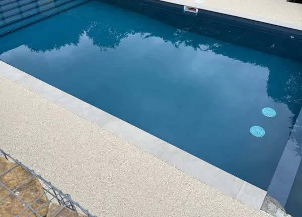 Resin bound pool surround - seamless wraparound finish